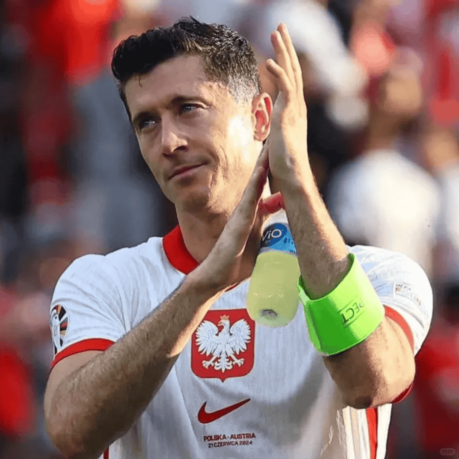 莱万多夫斯基迎来五赛季高光表现，西班牙队球迷沸腾！